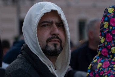 Batumi, Gürcistan - 24 Şubat 2022: Ukrayna 'ya destek için mitingler, savaşa karşı insanlar