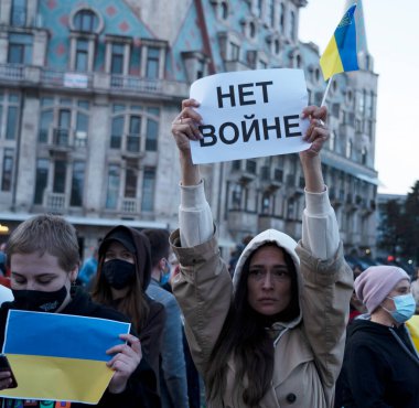 Batumi, Gürcistan - 24 Şubat 2022: Ukrayna 'ya destek için mitingler, savaşa karşı insanlar