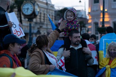 Batumi, Gürcistan - 24 Şubat 2022: Ukrayna 'ya destek için mitingler, savaşa karşı insanlar