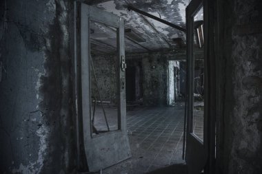 Korkunç terk edilmiş bir oda. Kırık kapı. Terk edilmiş bir evde bir oda. Kalitesiz duvarlar.