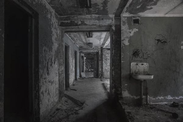 Uma Sala Assustadora Com Uma Escada Num Edifício Abandonado Paredes — Fotografia de Stock