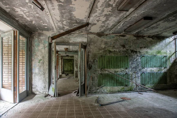 放棄された建物の中に階段のある恐ろしい部屋 汚くてみすぼらしい壁 階段と階段 空の忘れられた場所 窓のある回廊 — ストック写真