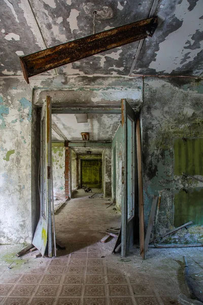 Ένα Τρομακτικό Δωμάτιο Μια Σκάλα Ένα Εγκαταλελειμμένο Κτίριο Βρώμικοι Και — Φωτογραφία Αρχείου
