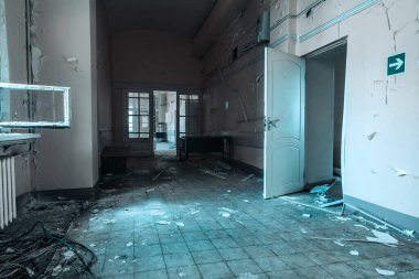Terk edilmiş bir binada korkunç boş bir karanlık koridor. Eski püskü duvarlar. Terk edilmiş bir evde ışık ve gölge oyunu. Kırık kapılar. Terk edilmiş eski bir hastane. Terk edilmiş bir evin içi..