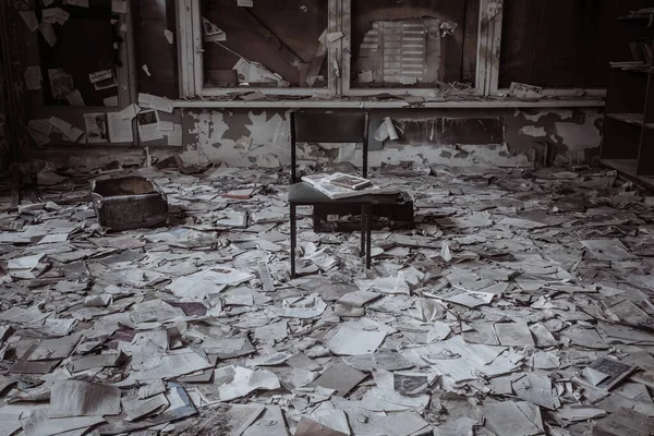 Una Vieja Biblioteca Abandonada Hay Muchos Libros Suelo Rayo Luz — Foto de Stock