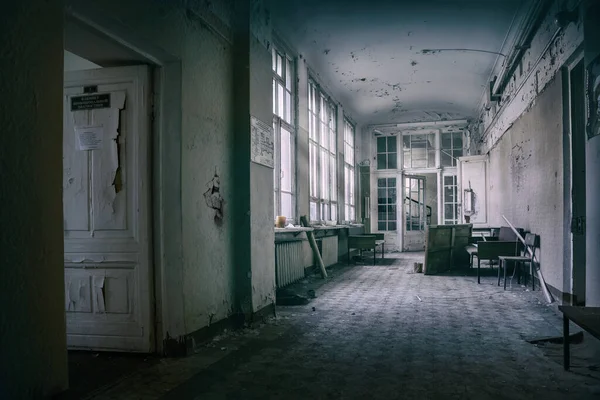 一个美丽的走廊在一个废弃的老医院 窗户里有阳光 破旧的墙壁和门 废弃建筑的旧建筑 — 图库照片