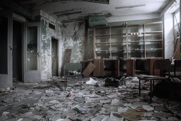 버려진 도서관이야 바닥에 창문에서 반사되는 빛이야 가운데에 의자가 있어요 무섭게 — 스톡 사진