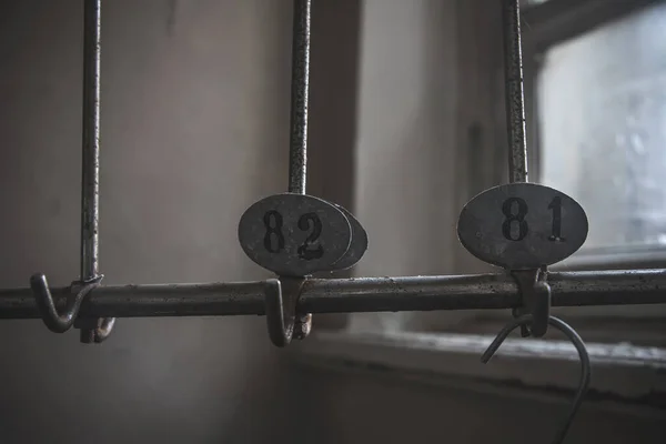 Viejo Número Oxidado Gardirob Hospital Abandonado Ventana Está Fondo Edificio — Foto de Stock