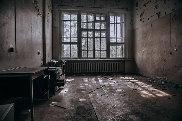 放棄された病院の古い部屋 大きな窓だ 窓から光が通り過ぎる みすぼらしい壁 放棄された建物の内部 — ストック写真