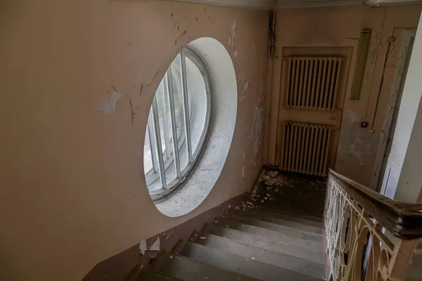 Une Belle Fenêtre Ronde Dans Vieil Hôpital Abandonné Ancien Escalier — Photo