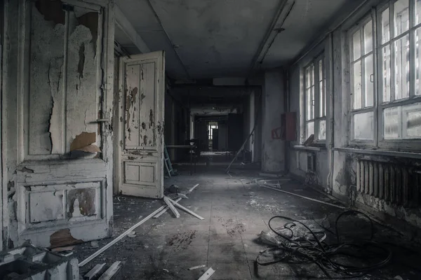 放棄された建物の中で怖い空の暗い廊下 みすぼらしい壁 放棄された家の中で光と影の遊び 壊れたドアだ 古い放棄された病院 放棄された家の内部 — ストック写真