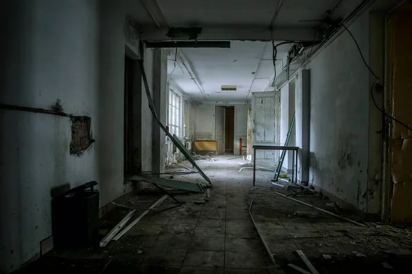 放棄された建物の中で怖い空の暗い廊下 みすぼらしい壁 放棄された家の中で光と影の遊び 壊れたドアだ 古い放棄された病院 放棄された家の内部 — ストック写真