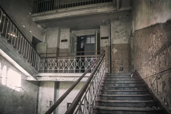 Una Antigua Escalera Una Antigua Mansión Abandonada Shabby Paredes Sucias — Foto de Stock