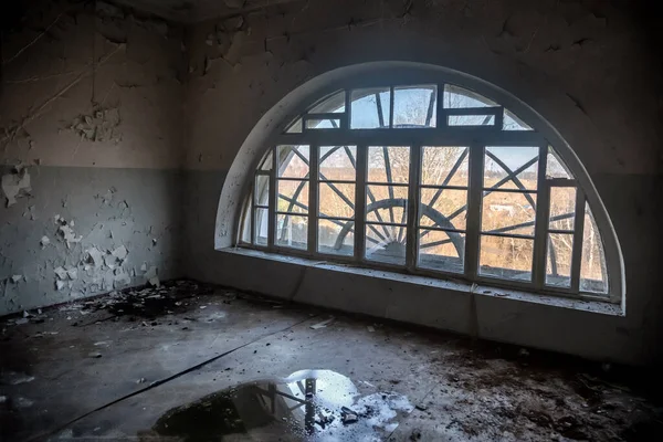 Antike Halbrunde Fenster Einem Alten Verlassenen Herrenhaus Wunderschönes Interieur Eines — Stockfoto