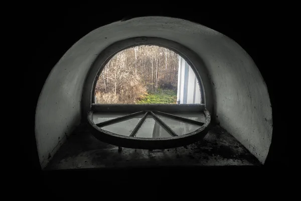 Vista Desde Una Pequeña Ventana Una Antigua Mansión Abandonada Árboles —  Fotos de Stock