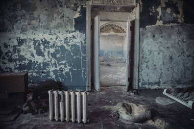 Eski terk edilmiş bir malikanenin içi. Eski püskü duvarlar. Güzel kapı. Mavi duvarlar. Terk edilmiş eski bir ev..