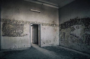 Terk edilmiş eski bir evde kapısı olan eski bir oda. Sefil ve kirli duvarlar. Terk edilmiş bir malikanenin güzel iç mekanı..