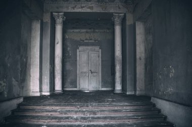 Terk edilmiş eski bir malikanenin güzel iç mekanı. Eski kapı ve sütunlar. Korkunç terk edilmiş malikane. Eski ve eski mimari.