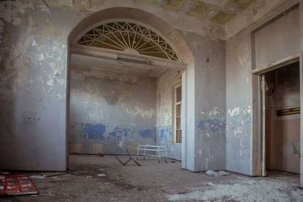 Antiguo Interior Una Antigua Mansión Abandonada Murallas Shabby Hermosa Puerta — Foto de Stock