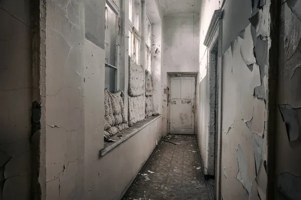 Corredor Com Janelas Num Antigo Edifício Abandonado Paredes Sujas Esfarrapadas — Fotografia de Stock