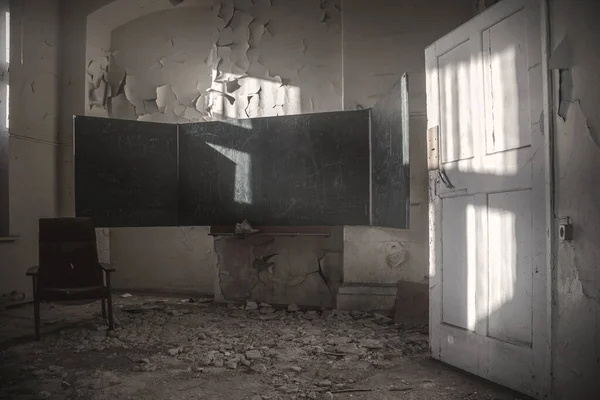 Una Pizarra Una Escuela Abandonada Una Vieja Escuela Abandonada Murallas — Foto de Stock