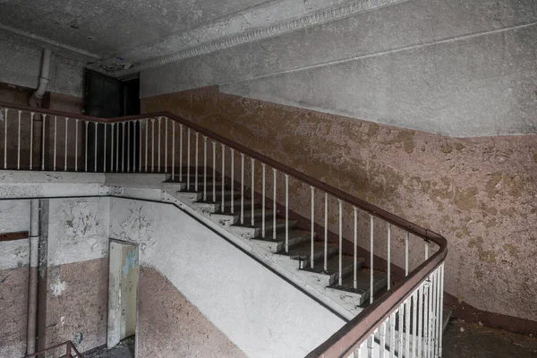 Una Hermosa Escalera Vieja Una Mansión Abandonada Viejo Castillo Abandonado — Foto de Stock