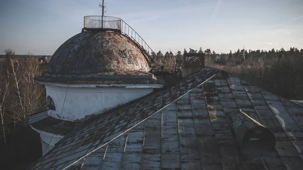 Hermoso Techo Con Una Cúpula Una Vieja Mansión Abandonada Luz — Foto de Stock