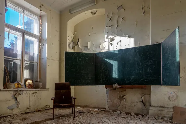 Una Pizarra Una Escuela Abandonada Una Vieja Escuela Abandonada Murallas Imágenes de stock libres de derechos