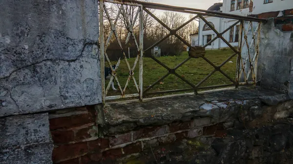 Blick Durch Ein Rostiges Gitter Auf Ein Verlassenes Altes Gebäude — Stockfoto