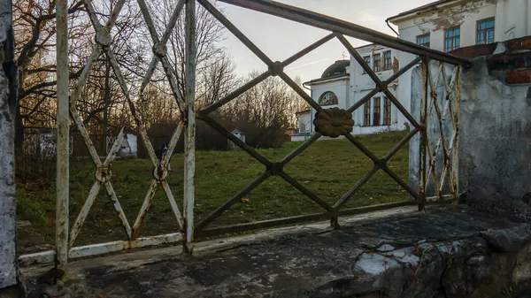 View Rusty Grate Old Abandoned Building Clearing Old Abandoned Manor — Stock Photo, Image