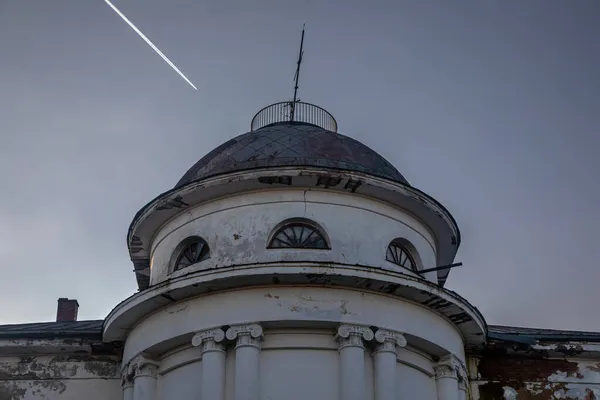 Kopuła Małymi Oknami Dachu Starej Opuszczonej Posiadłości Ślad Samolotu Niebie — Zdjęcie stockowe