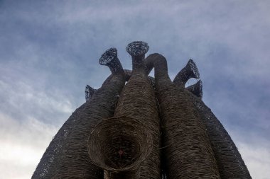 Mavi gökyüzüne karşı büyük ve garip bir sanat eseri. Tahta sanat objesi. Garip bir yapı.