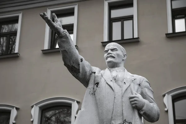 Starý Památník Lenin Pozadí Budovy Okny Starověká Socha Pro Hrdinu — Stock fotografie
