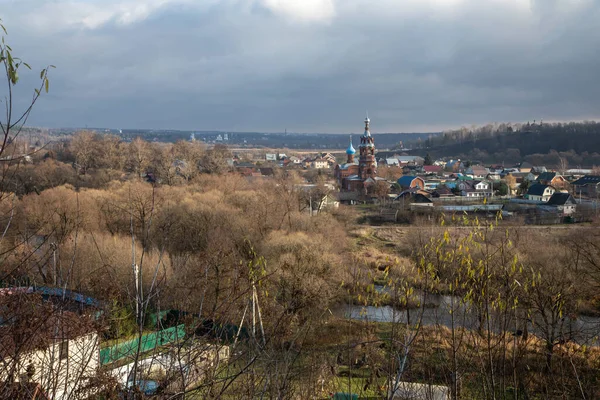 멀리에 교회의 경관입니다 러시아의 구름낀 러시아 의작은 — 스톡 사진