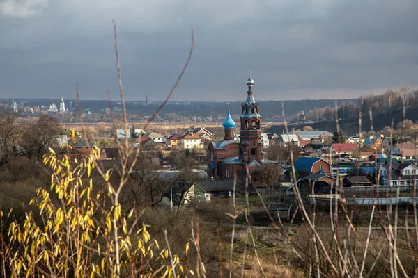 Pěkný Výhled Staré Venkovské Domy Kostel Dálce Starý Ruský Kostel — Stock fotografie