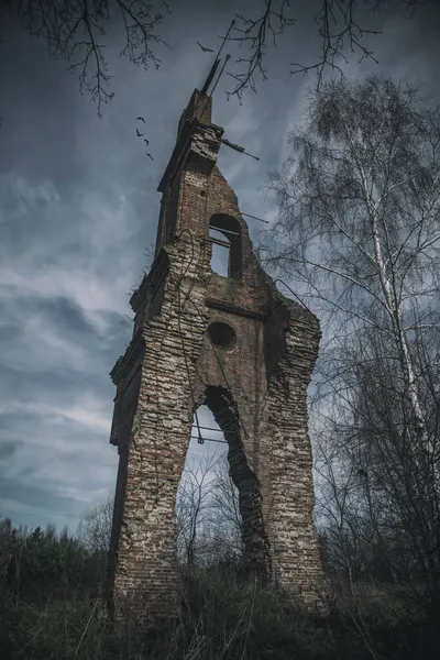 Restos Tijolo Uma Antiga Torre Sino Abandonada Uma Antiga Estrutura — Fotografia de Stock