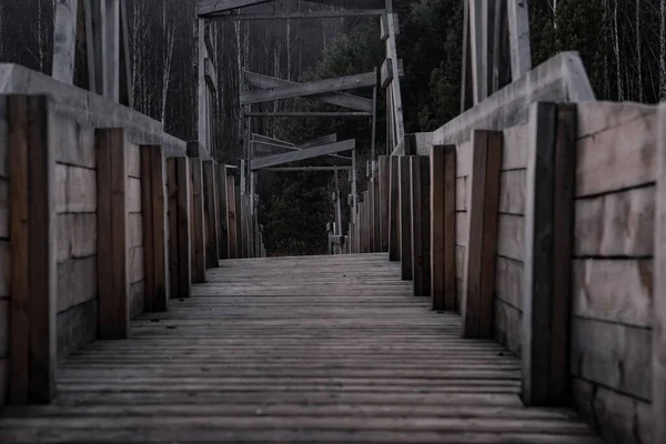 Stary Ponury Drewniany Most Nad Rzeką Oddział Wodzie Mroczny Tajemniczy — Zdjęcie stockowe