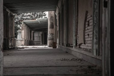 Terk edilmiş eski bir malikanede eski duvarları olan bir koridor. Balkondan dışarı çık. Karlı kış. Terk edilmiş bir yerin antik mimarisi. Terk edilmiş güzel bir malikane..
