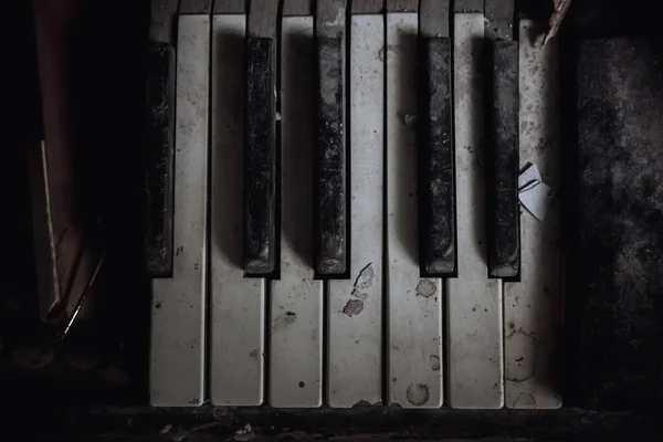 Teclas Sucias Blancas Negras Piano Abandonado Viejo Instrumento Musical Juego —  Fotos de Stock