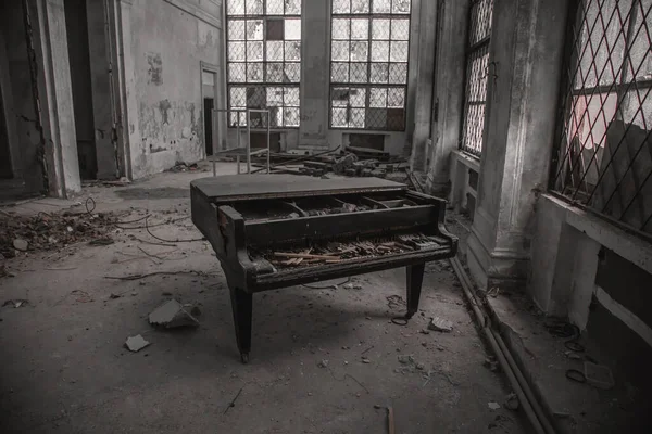 버려진 건물에 버려진 그랜드 피아노 소련의 버려진 건물의 — 스톡 사진