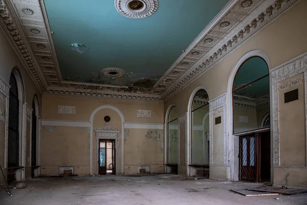 Όμορφο Εσωτερικό Ενός Παλιού Εγκαταλελειμμένου Παλατιού Αίθουσα Ψηλά Ταβάνια Πολύχρωμοι — Φωτογραφία Αρχείου
