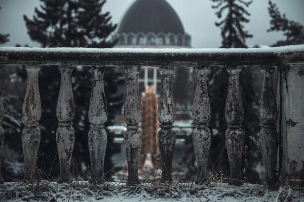 Vista Fonte Forma Pico Ouro Bela Arquitetura Rússia Colunas Antigas — Fotografia de Stock