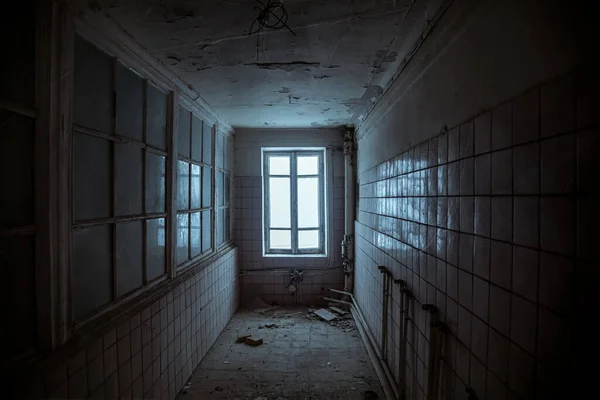 窓のある暗い廊下 放棄された建物内の古い部屋 窓からの光 怖い雰囲気 古い放棄された建物 放棄された家の内部 みすぼらしい壁のタイル — ストック写真