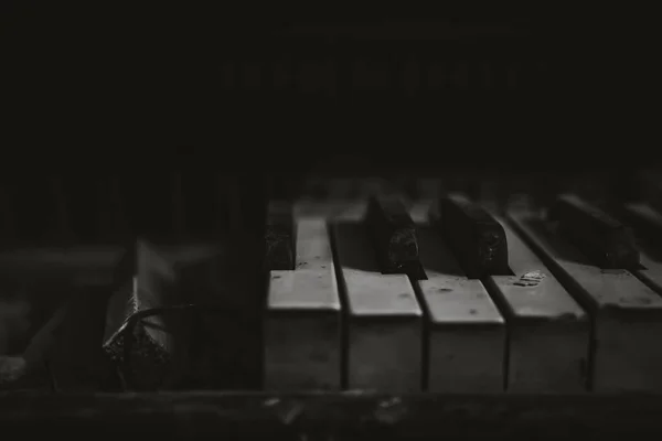 Zwarte Witte Vuile Sleutels Van Een Verlaten Piano Een Oud Stockafbeelding