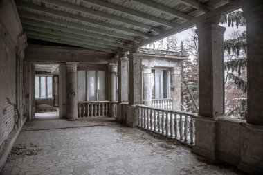  Terk edilmiş eski bir malikanede eski duvarları olan bir koridor. Balkondan dışarı çık. Karlı kış. Eski mimari
