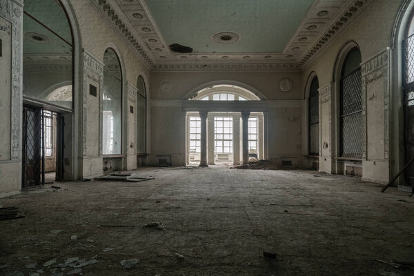 Красивый интерьер старого заброшенного дворца. Зал с высокими потолками. Красочные стены и потолок. Огромные зеркала на стенах. Древняя архитектура СССР.