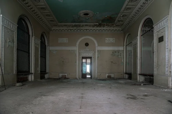 Belo Interior Antigo Palácio Abandonado Salão Com Tectos Altos Paredes — Fotografia de Stock