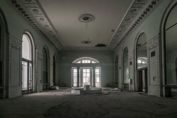 Belo Interior Antigo Palácio Abandonado Salão Com Tectos Altos Paredes — Fotografia de Stock