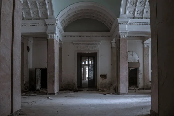 Hermoso Vestíbulo Con Columnas Mármol Una Mansión Abandonada Antigua Arquitectura — Foto de Stock