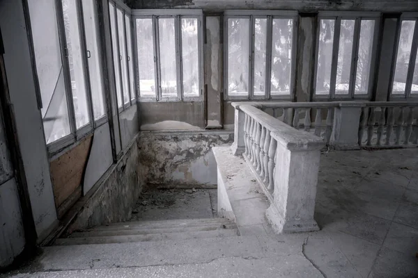 Ancien Escalier Dans Vieux Manoir Abandonné Des Marches Sales Minables — Photo